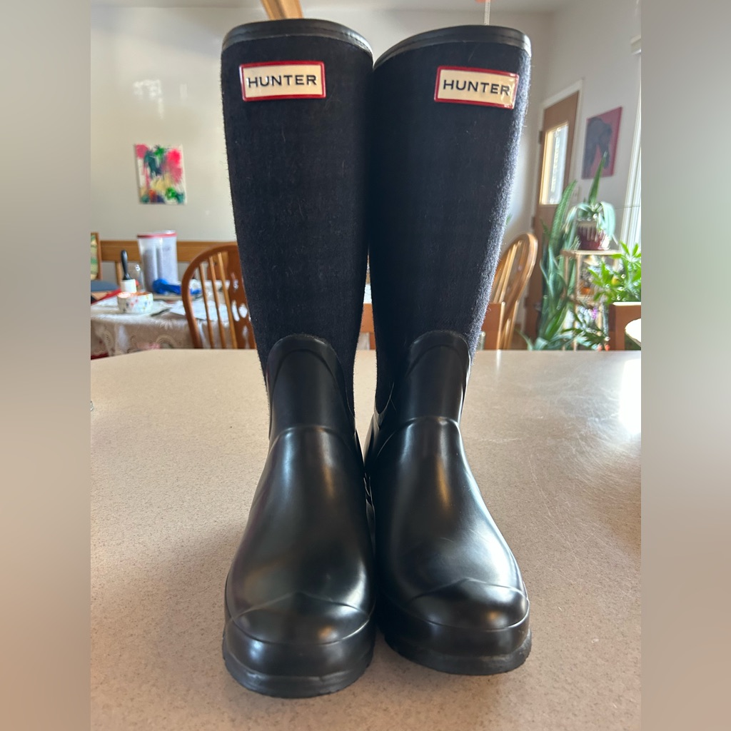 Hunter Rain-Boots Us Size: 5 Color: Black Condition: Like New